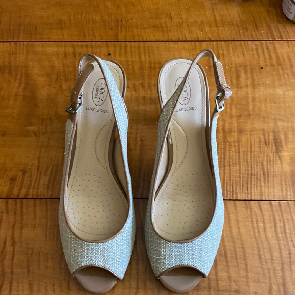 Joan and David luxe series fabric shoes never worn size 8.5